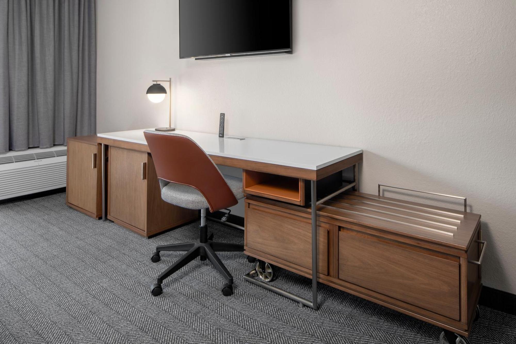 Courtyard By Marriott West Hotel