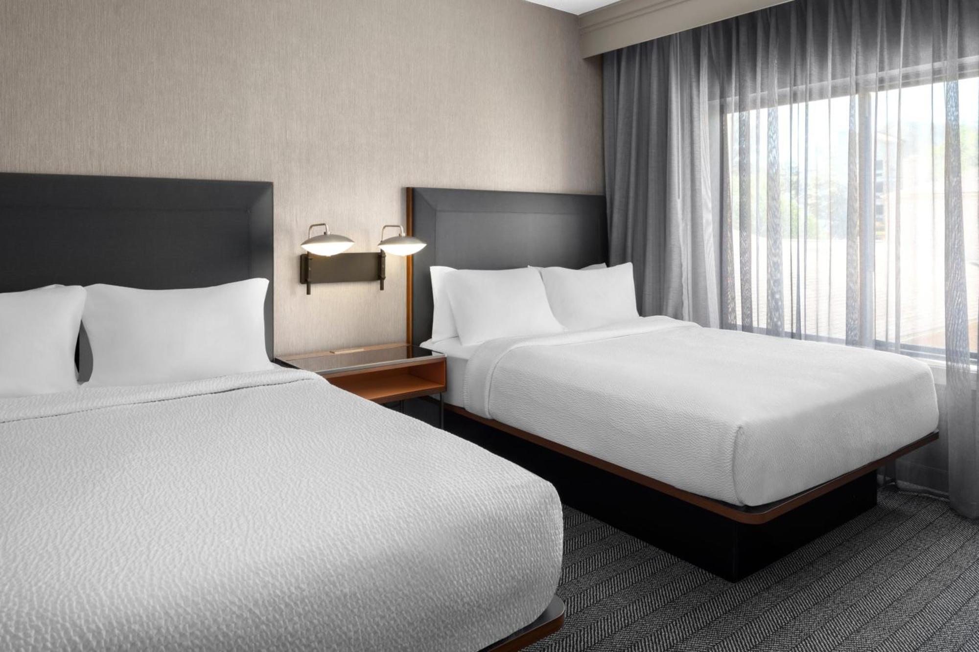 Courtyard By Marriott West Hotel