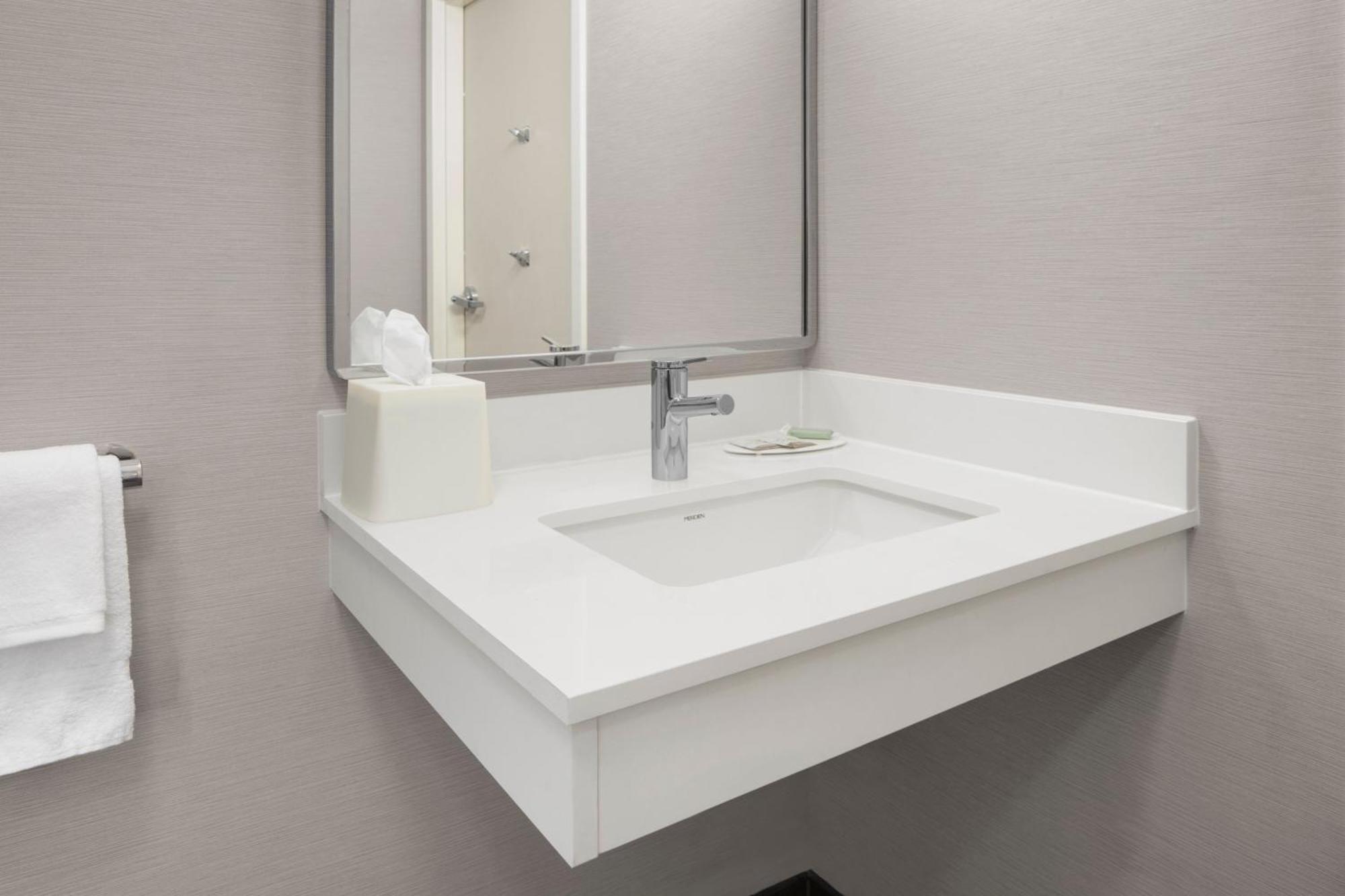Courtyard By Marriott West Hotel